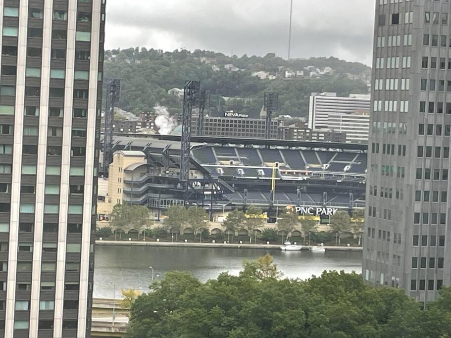 Luxury Apt At The Point Easy Access To And From Downtown 24-7 Parking Pittsburgh Exterior photo